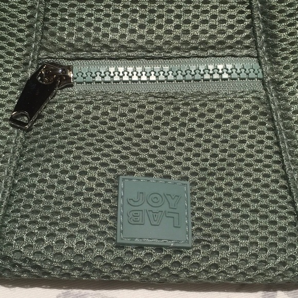 Super Cute Hip Fanny Bag.
Sage like green net mesh material, unique. - Picture 3 of 9